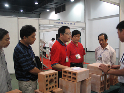 建材行業(yè)協(xié)會(huì)會(huì)員參觀建筑節(jié)能產(chǎn)品博覽會(huì)
