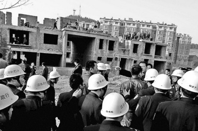 濟(jì)南強(qiáng)制拆除8000平米違章建筑(組圖)_新聞中心_新浪網(wǎng)